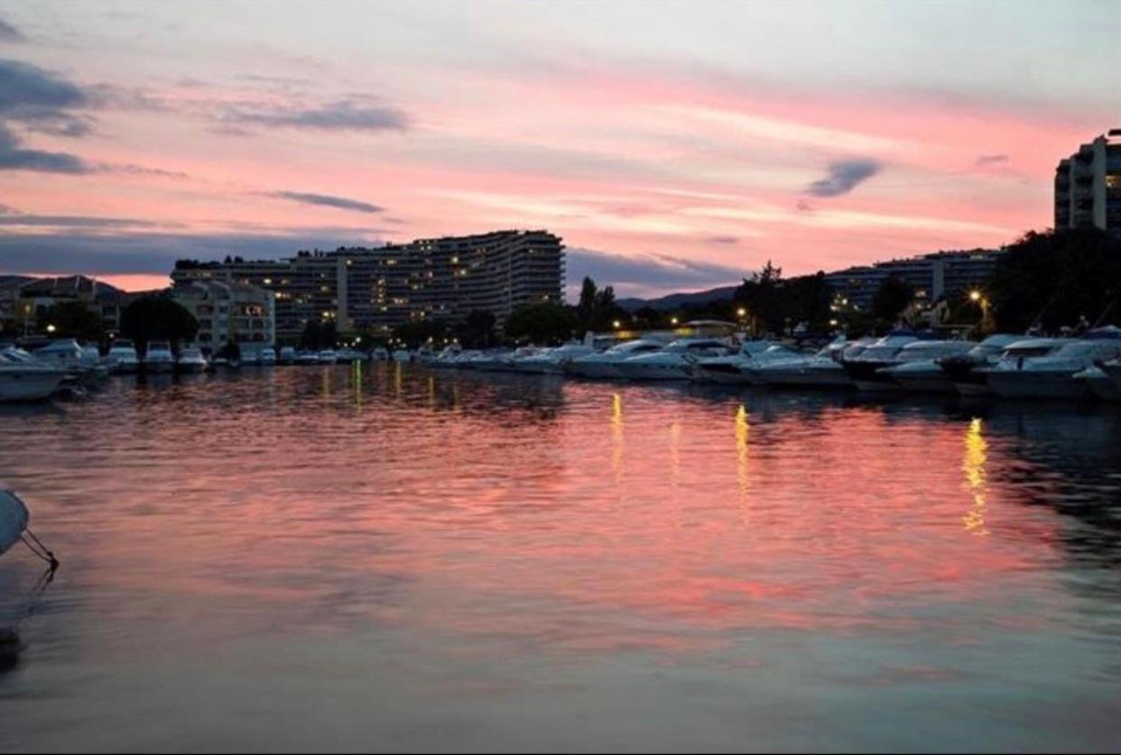 Luxury 3 Piece Garden Apartment In Cannes Marina Мандельё-ла-Напуль Экстерьер фото